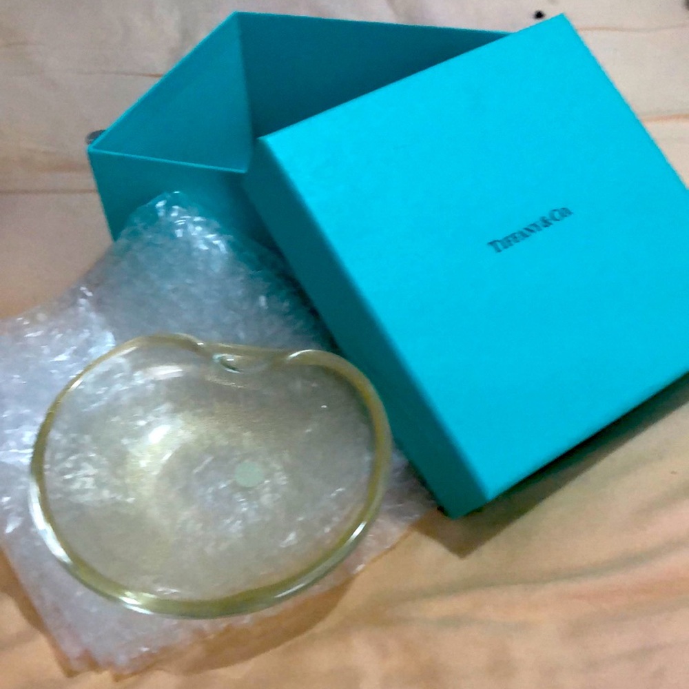 ⁦Tiffany & Co. Elsa Peretti Thumbprint Dish in Glass with 24 k collectibles